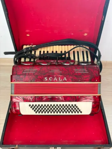 Acordeon - Sanfona Scala vermelha - 80 baixos.