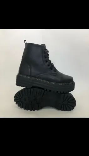 VENDO BOTA NOVA TRATORADA