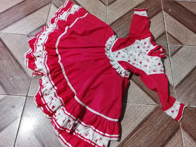 Vendo cada vestido de prenda por 120,00 em ótimo estado?tamanho serve entre 6 e 10 anos d