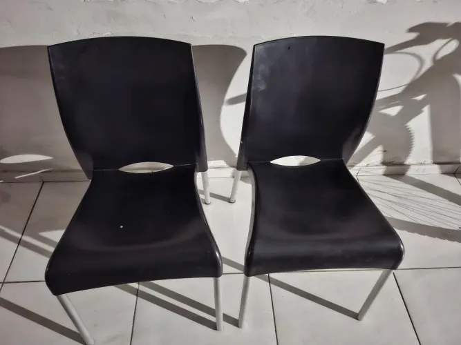 Cadeira de plástico muito resistente 