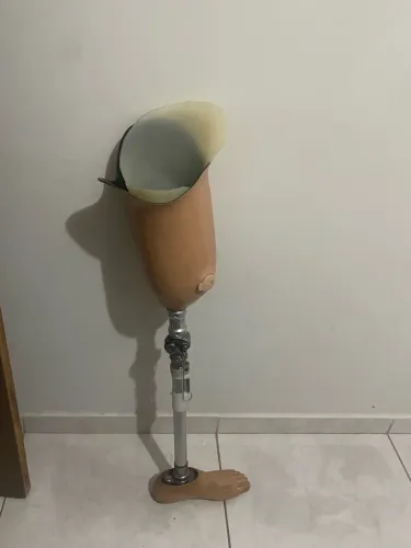 VENDO PRÓTESE DE PERNA USADA