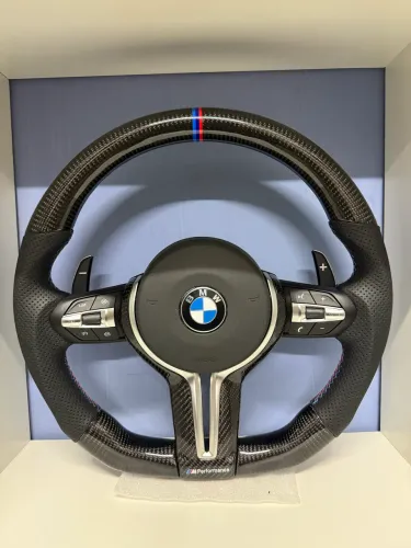Volante M sport em carbono 