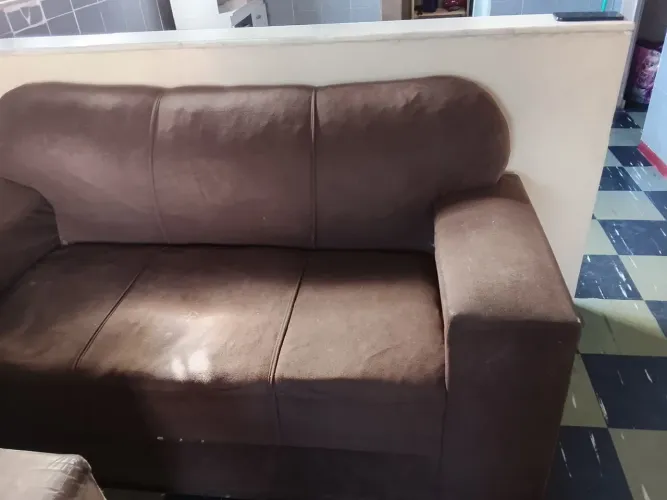 Vendo um sofá xaropinho marrom, dois anos de uso, de três lugares.