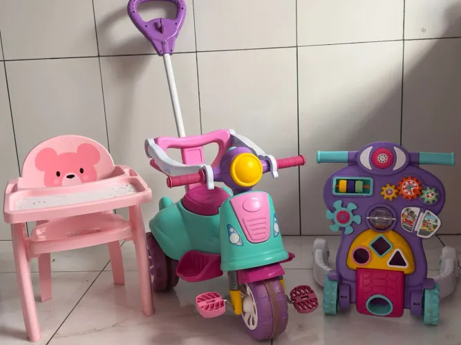 Cadeirinha de alimentação infantil, triciclo infantil,andador/carrinho.