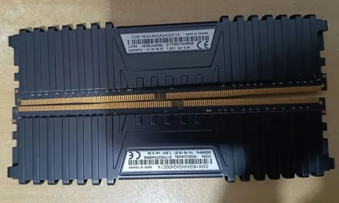 Memória RAM DDR4 2400 MHZ Vengeance LPX preto 16GB (8x2) Corsair