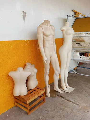 Vendo bonecos masculino e feminino e dois busto feminino