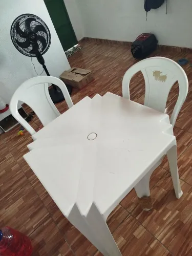 Mesa com duas cadeiras
