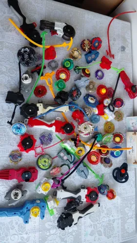 Beyblade originais tudo por 250,00 