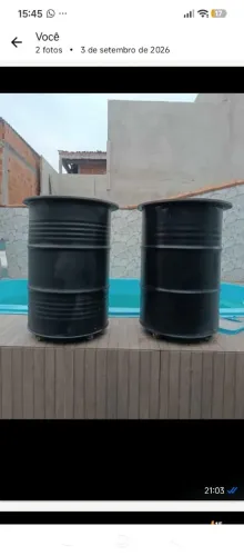 Dois torneis com tampão de madeira e com rodinhas para uso comercial ou área de lazer
