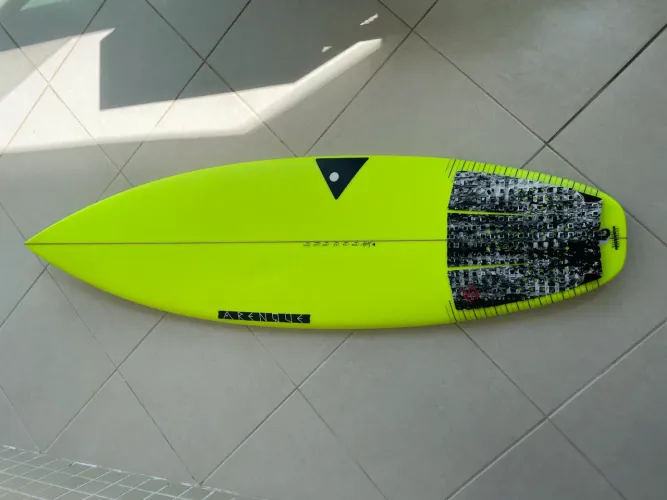 Prancha de surfe 5'6 arenque amarela rabeta squash skinny goat model