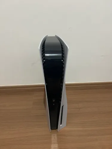 Ps5 825 gb com 1 ano de uso e so alguns arranhões na entrada USB e com um controle.