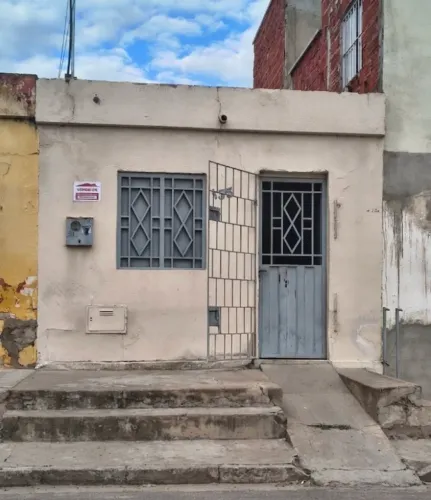 VENDE-SE UMA CASA. 