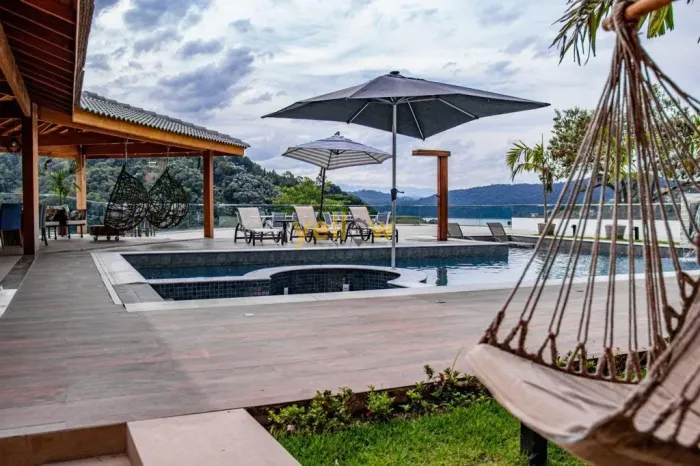 Luxuosa Casa em Condomínio em Igaratá - 6 Suítes, 480m²