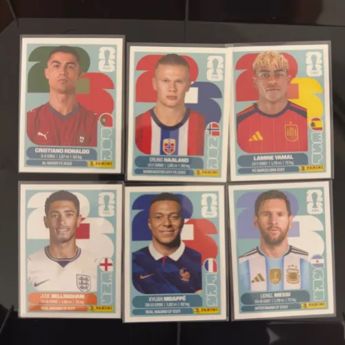 FIGURINHAS CRAQUES BORDA BRANCA USA (MESSI/CR7/HALLAND/YAMAL/MBAPPE/Bellingham) -