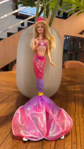 Boneca Barbie Lumina, a Sereia das Pérolas, original da Mattel lançada em 2013.