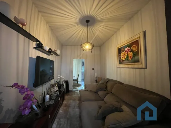 Casa ampla com piscina, varandas e três barracões