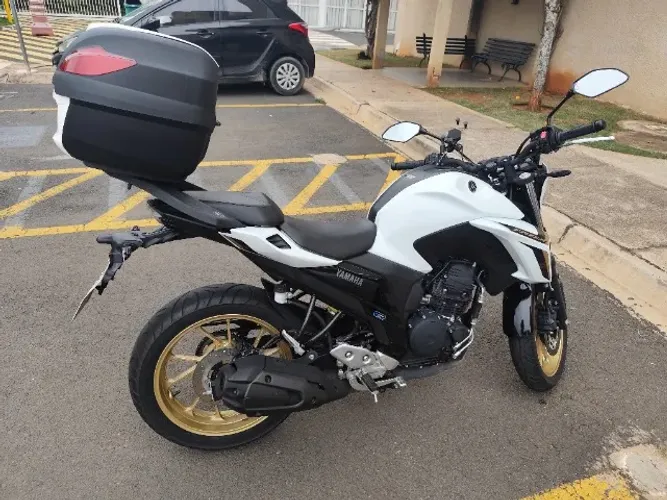Yamaha FZ25 Fazer 2025 ? Única Dona ? 5.500 km ? Garantia ? Baú