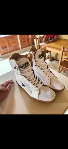 Sapatilha de Boxe Branco e Dourado Cano Alto - Tam 41