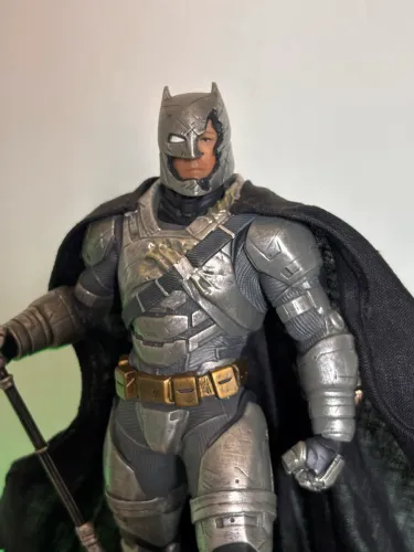 Battle Damaged Armored Batman 1/10 Art Scale Iron Studios (Usado)