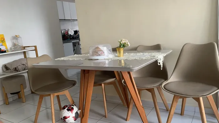 Mesa com 4 cadeiras 