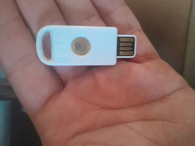 Identiv Utrust NFC USB A chave segurança FIDO