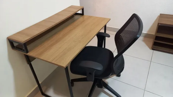 Mesa de trabalho super conservada