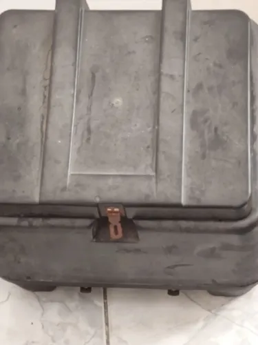 Vendo Baú 135 L com suporte universal.