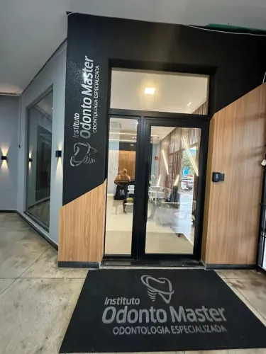 ALUGO 2 SALAS COMERCIAIS NA CLÍNICA ODONTO MASTER, NA GALERIA DO EDIFÍCIO VITÓRIA RÉGIA