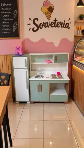 Cozinha infantil com geladeira 