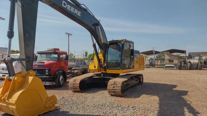 Escavadeira John Deere 210 G LC