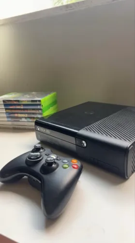 XBOX 360 COM JOGOS E CONTROLE