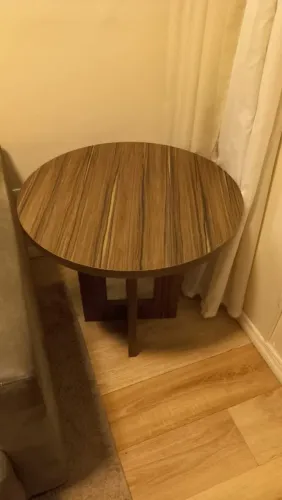 Mesinha lateral. 70 cm diâmetro.