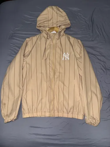 Jaqueta Corta Vento com Capuz New Era WINDBREAKER MLB NEW YORK YANKEES - Feminina