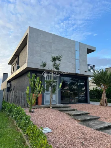 Casa em condomínio fechado com 200m² em Capão da Canoa contendo 3 suítes