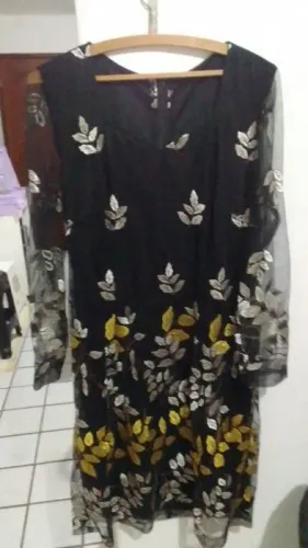 Vestido tecido de tule e forrado
