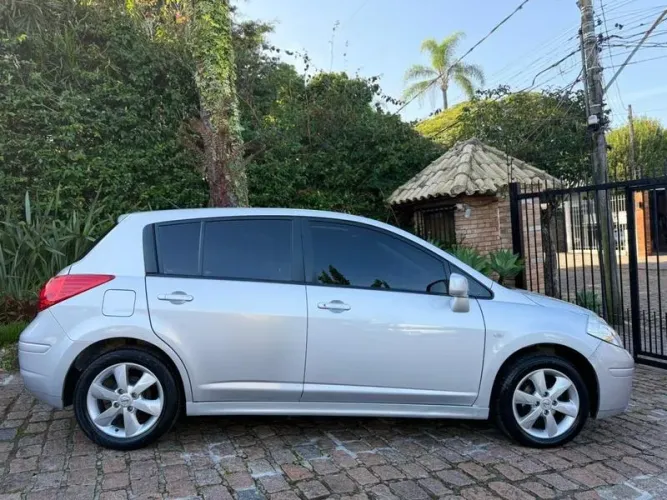 Nissan Tiida SL 1.8/1.8 Flex 16V Aut. 2011