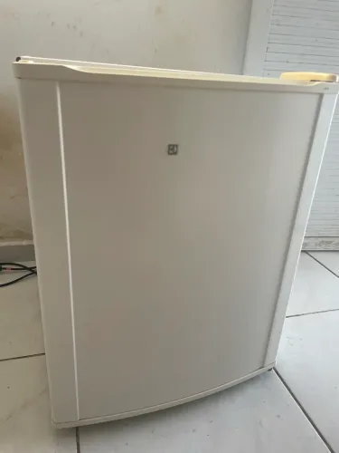 Vendem-se um frigobar Eletrolux em ótimas condições  