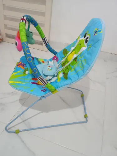 Cadeirinha de descanso vibra e toca