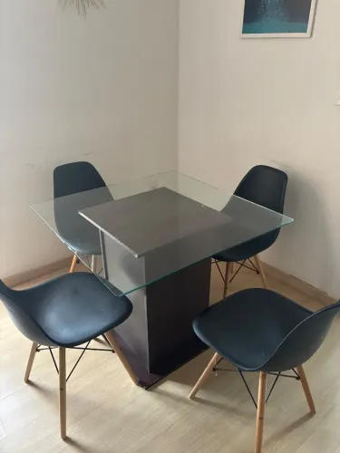 Mesa de jantar com 4 cadeiras