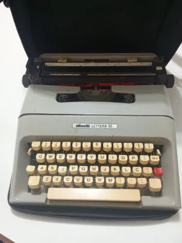 Máquina de escrever Olivetti