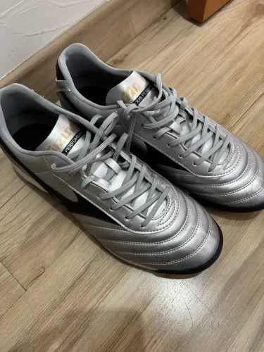Chuteira Mizuno Morelia Classic 42 prata