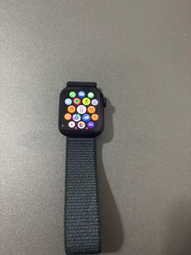 Apple Watch SE GPS ? Caixa meia-noite de alumínio - 40 mm ? Pulseira loop esportiva tinto