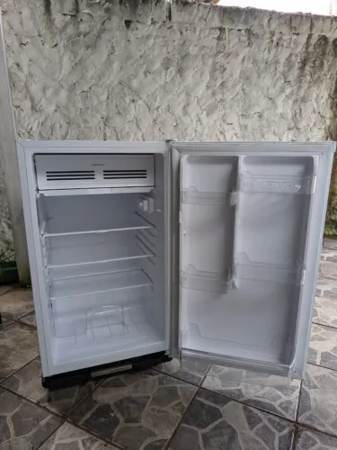 Vendo frigobar Eletrolux novo! Com nota fiscal.
