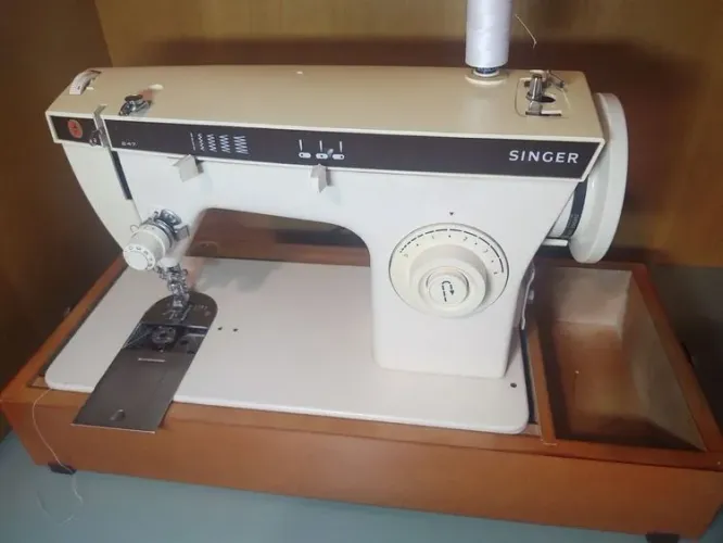 Maquina de costura Zig Zag e reta 