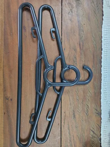Cabides de plástico preto