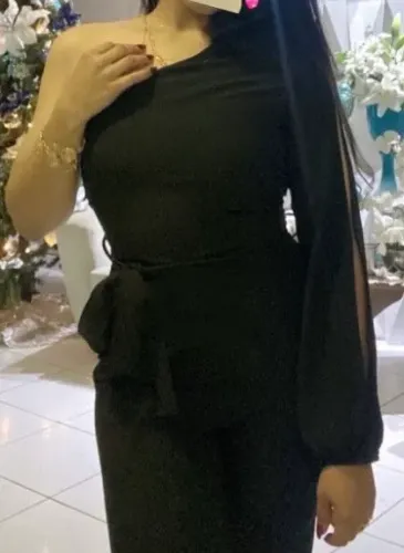 Macacão preto, manga única 