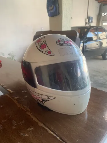 Capacete infantil tamanho 54 com poucas marcar de uso