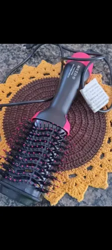 Escova secadora de ar quente, funcionando perfeitamente