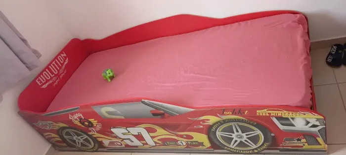 Cama infantil, em formato carro da Hot Wheels