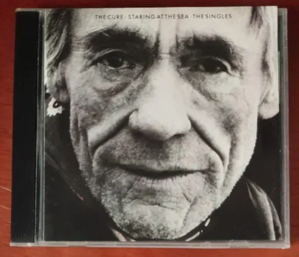 CD - The Cure - Standing at The Sea - The Singles (DETALHE NA MIDIA)